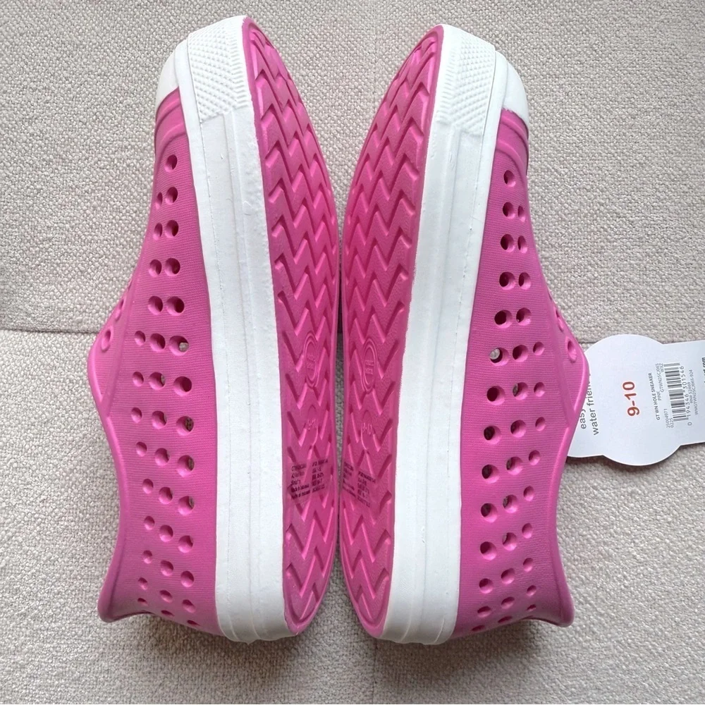 Wonder Nation youth size 9-10 lightweight water shoes